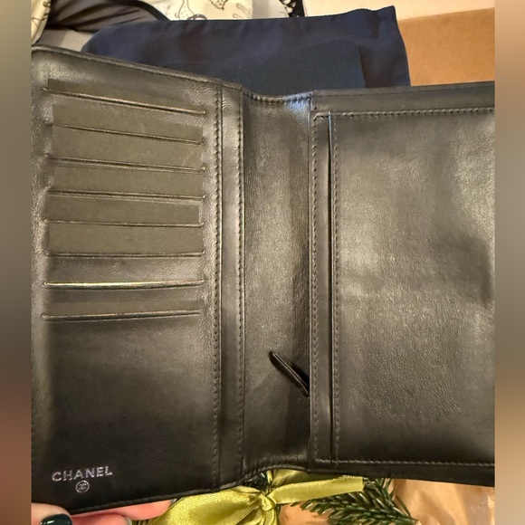 Authentic Chanel Lambskin Camellia Long Wallet - excellent condition - Picture 5 of 7